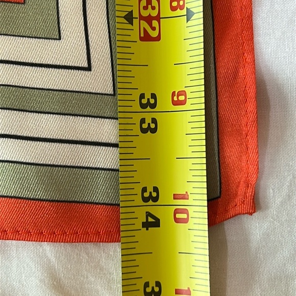 R-2217- Women's Scarf Orange Cream Colors NWT - Picture 3 of 7